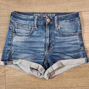 American Eagle / medium wash denim shorts